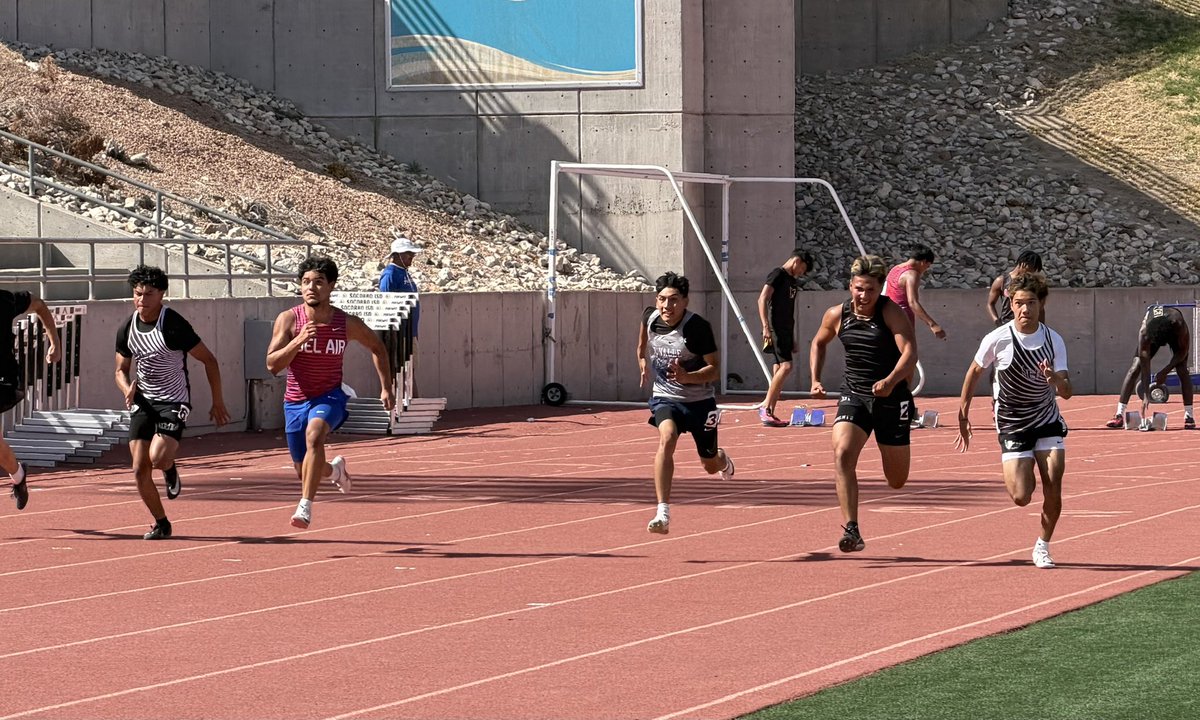 OJGarcia12's tweet image. Day 2 of the 2-5A District Track meet at the SAC! 
JJ with the appearance to rally our Scorpions! 
#RepTheH #ScorpionStrong