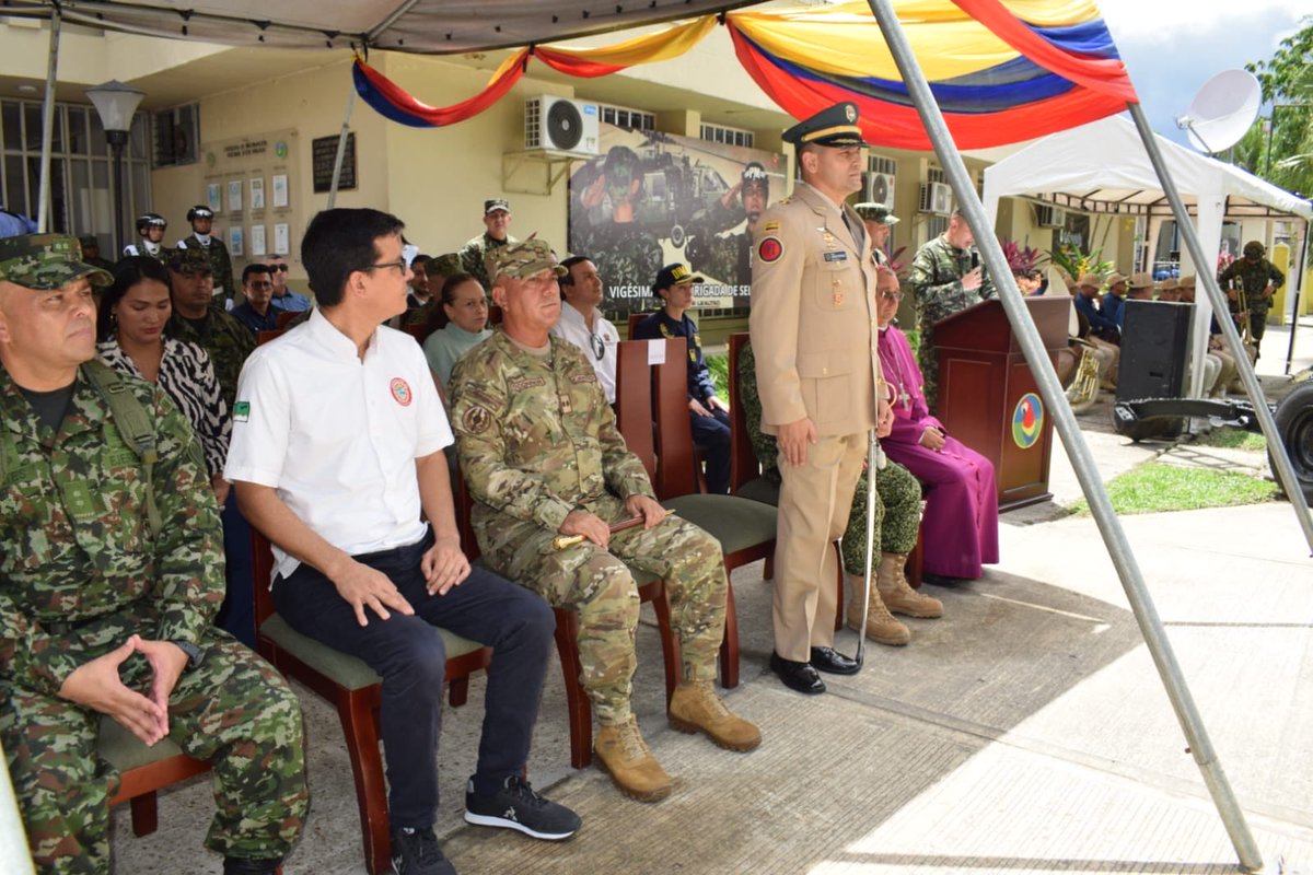 Ejercito_Div6's tweet photo. 👉 #EnVideo || Con compromiso y vocación de servicio, el nuevo comandante de la #Brigada26, señor Coronel Carlos Rodríguez en Leticia, asume el reto de proteger el Amazonas colombiano 🇨🇴 y la Triple Frontera con Perú 🇵🇪 y Brasil 🇧🇷. https://t.co/T0bcdwqUMZ