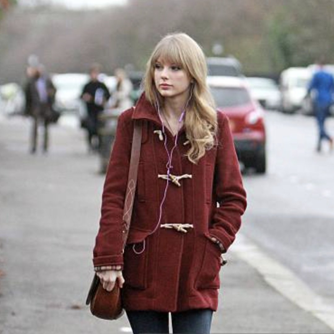 aquela fase pós término com o jake, entre o speak now e o red, em que ela ficava andando sozinha ouvindo música performando no meio da rua