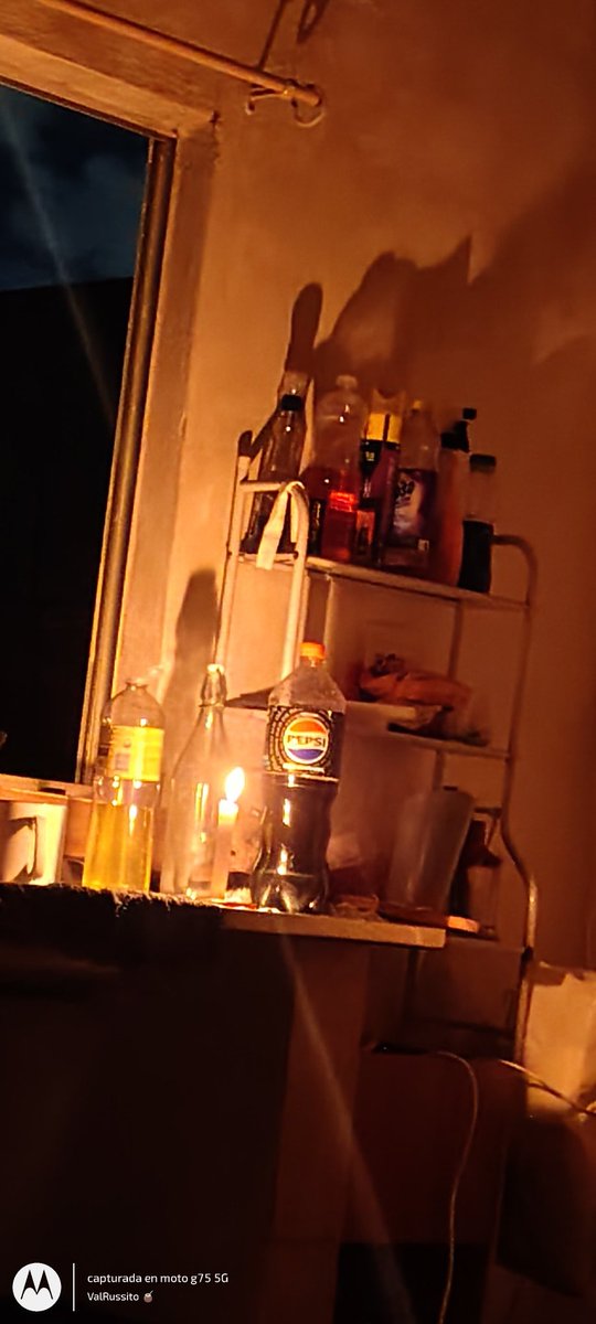 ValRussito's tweet photo. Ya perdí la cordura que estoy rezando a esta botella de Pepsi a ver si vuelve la luz! https://t.co/z1joL5G69P
