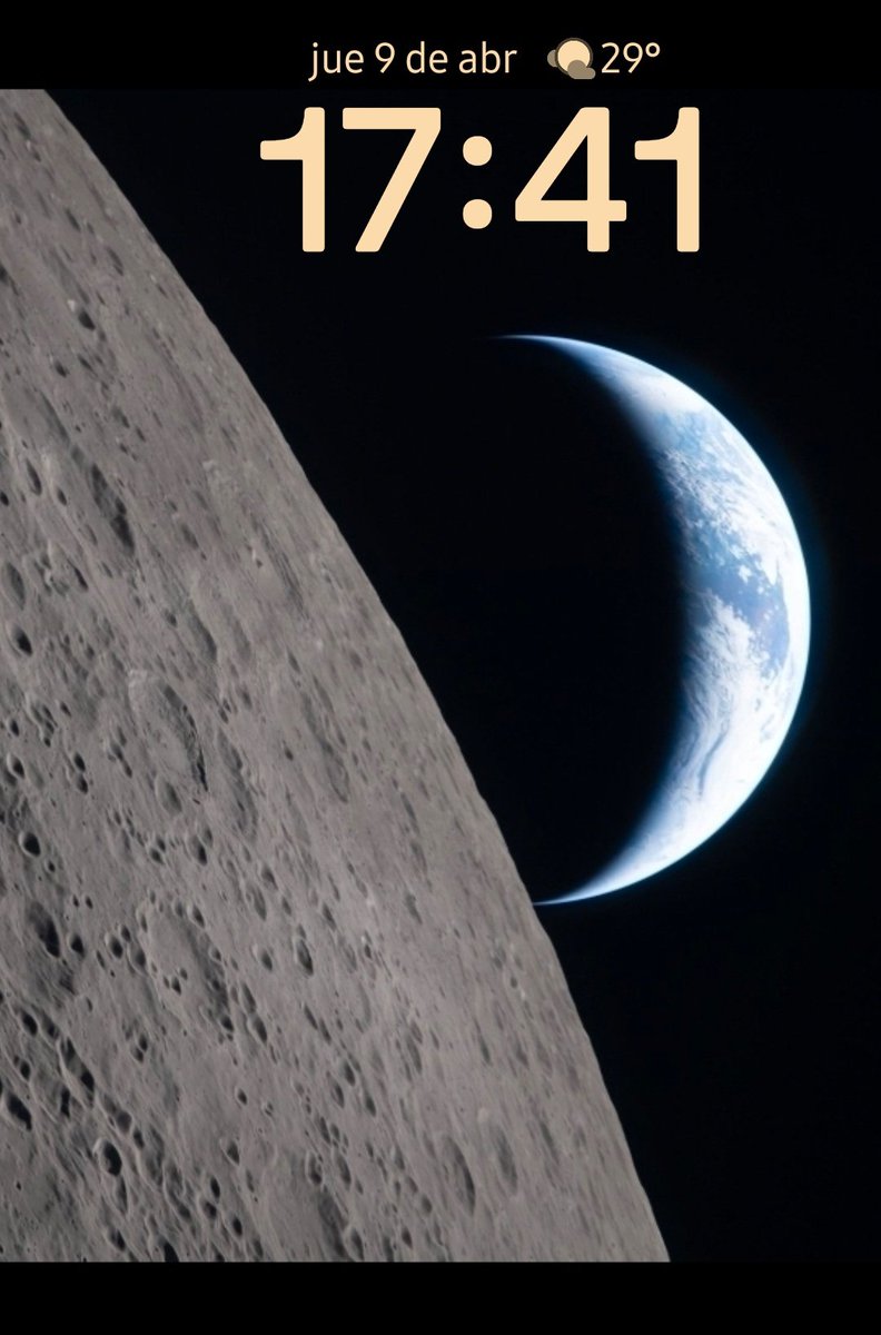 supercocho's tweet photo. @NASAScience_ Now it is my smart Phone screen!!!! Awesome view!!!!! #nasa human being making history!!!! https://t.co/Dg0e49vPjy