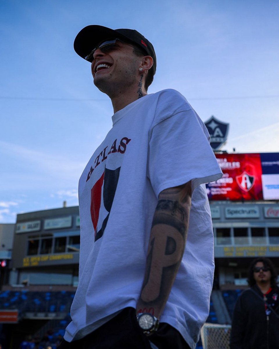 LeaguesCup's tweet photo. From the stage to fútbol vibes 🔥

🎤 @_PesoPluma sumando jerseys de @MLS en cada parada de su gira 👕

La playera más importante de todas la tiene desde siempre: la del @AtlasFC ❤️🖤 https://t.co/hCNDeLea51