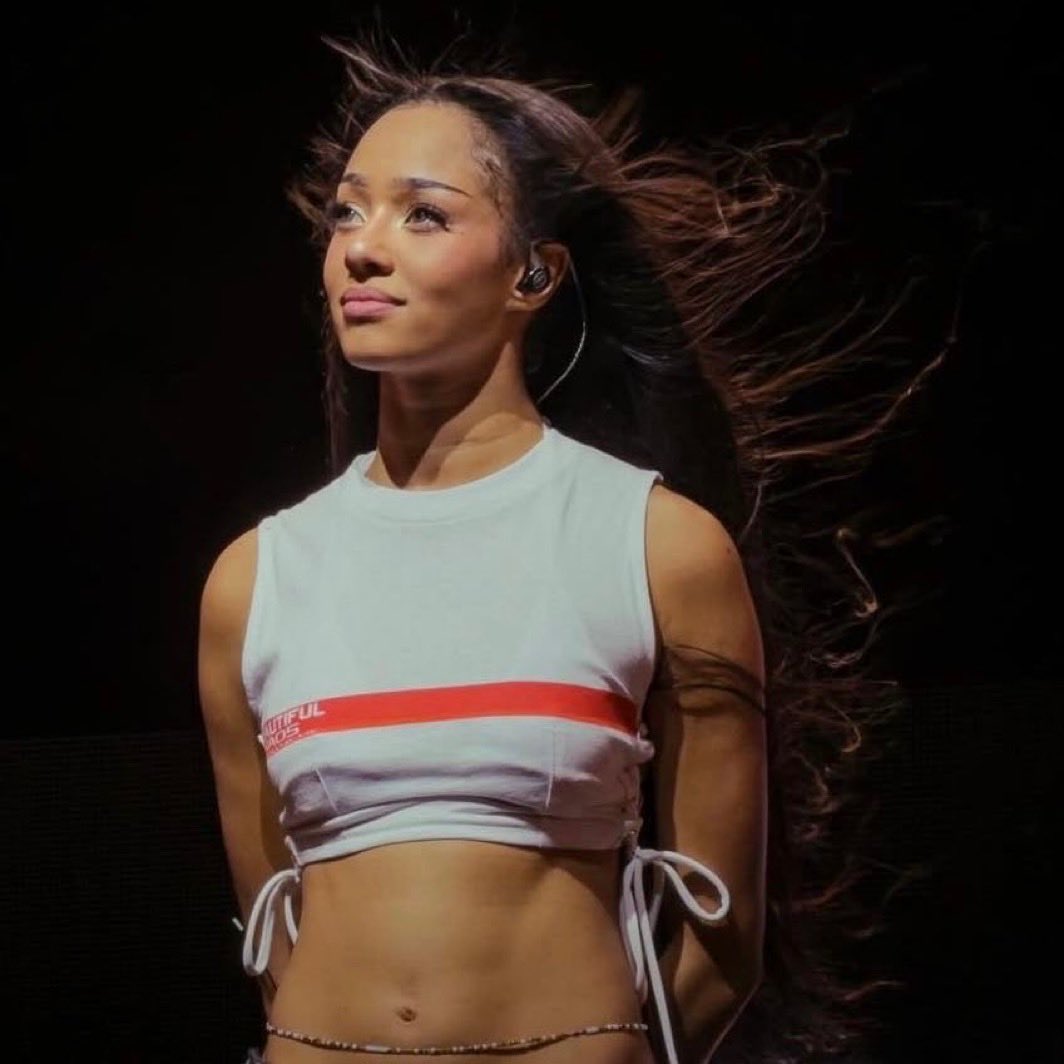 Bella's pinky is down || #Freemanon tweet media