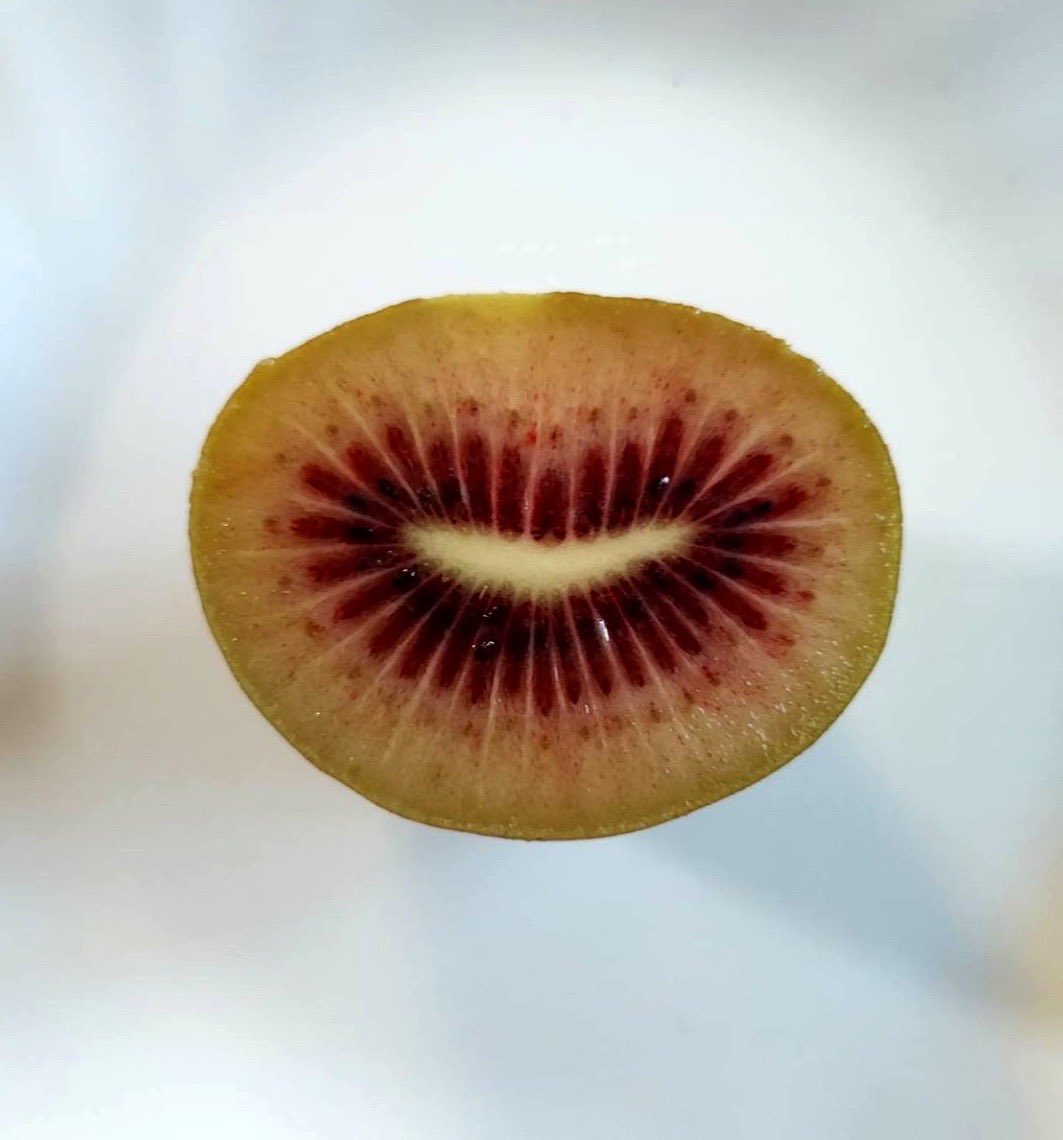 4月10日（金曜日）　☁️のち☔️     11℃

今朝のフルーツ🥝🥝🥝
グリーン💚ゴールド💛ルビーレッド❤️
私には…
2ボール⚾️2ストライク🥎2アウト🔴にしか見えない😅
アレ？ルビーレッドが笑ってる🤭💋