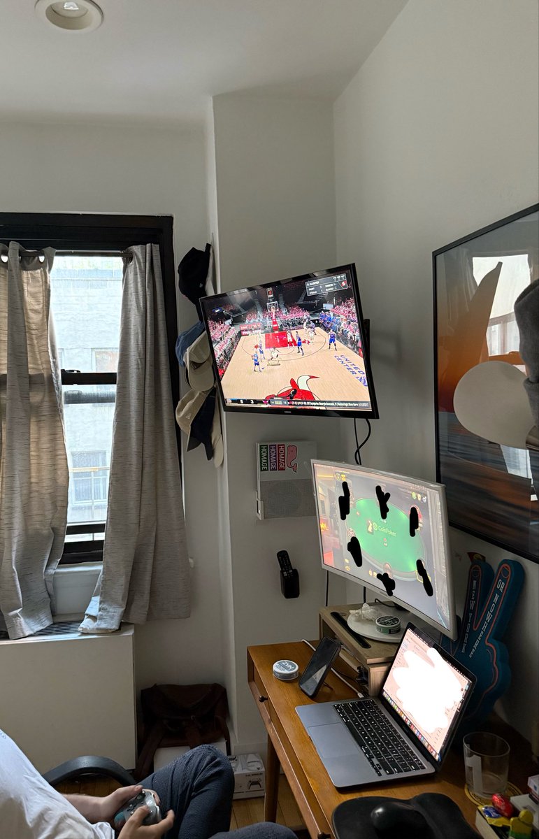 kingofkipsbay's tweet photo. 2K, poker now, FaceTime, and email. I think he has a focus problem.
#screenager https://t.co/OHdnwqLTOX