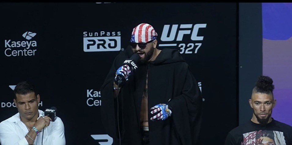 DerekBrunson's tweet image. You know you’re doing too much when Costa is looking at you crazy 😂😂😂 #UFC