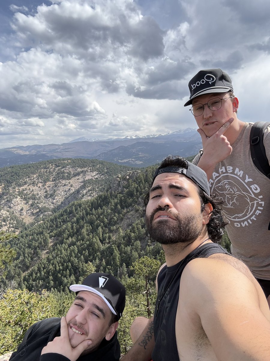JeremyClip's tweet photo. We climbed a mountain 🏔️ https://t.co/XOVxOsP4PN