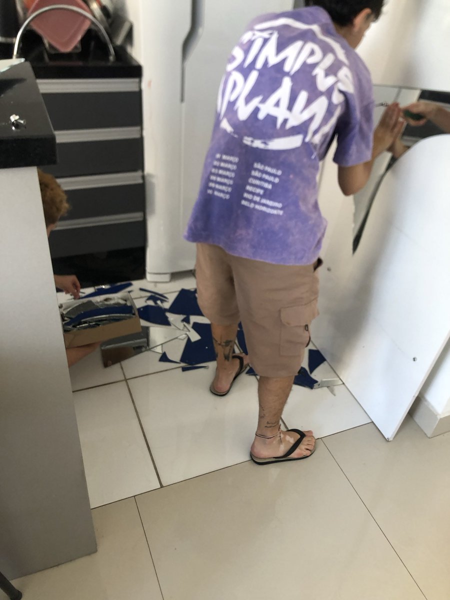 jakealter_'s tweet photo. 1 mês morando com o Tomás já:

Quebramos a pia
derrubamos um espelho 
alagamos a casa 
e a porta caiu na minha cabeça https://t.co/6xExXGcGkD