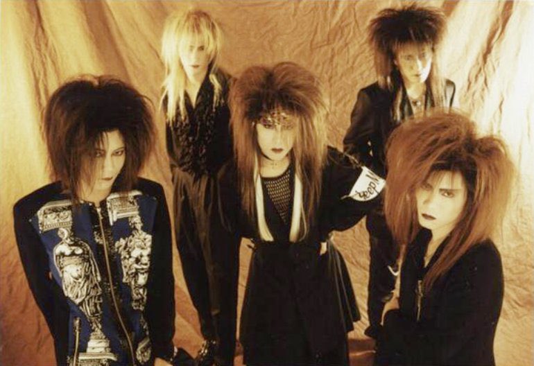 A_T_M_K_unaju's tweet photo. #このバンドorミュージシャンを分かったらリプ・100いいね目指す
ヒント：90年代のいわゆる「名古屋系」シーンにおいて、黒夢やROUAGEがダークで退廃的な世界観を打ち出していたのに対し、彼らはキャッチーなメロディと透明感のあるサウンドを武器に、独自の地位を築きました https://t.co/6k4596cjjG