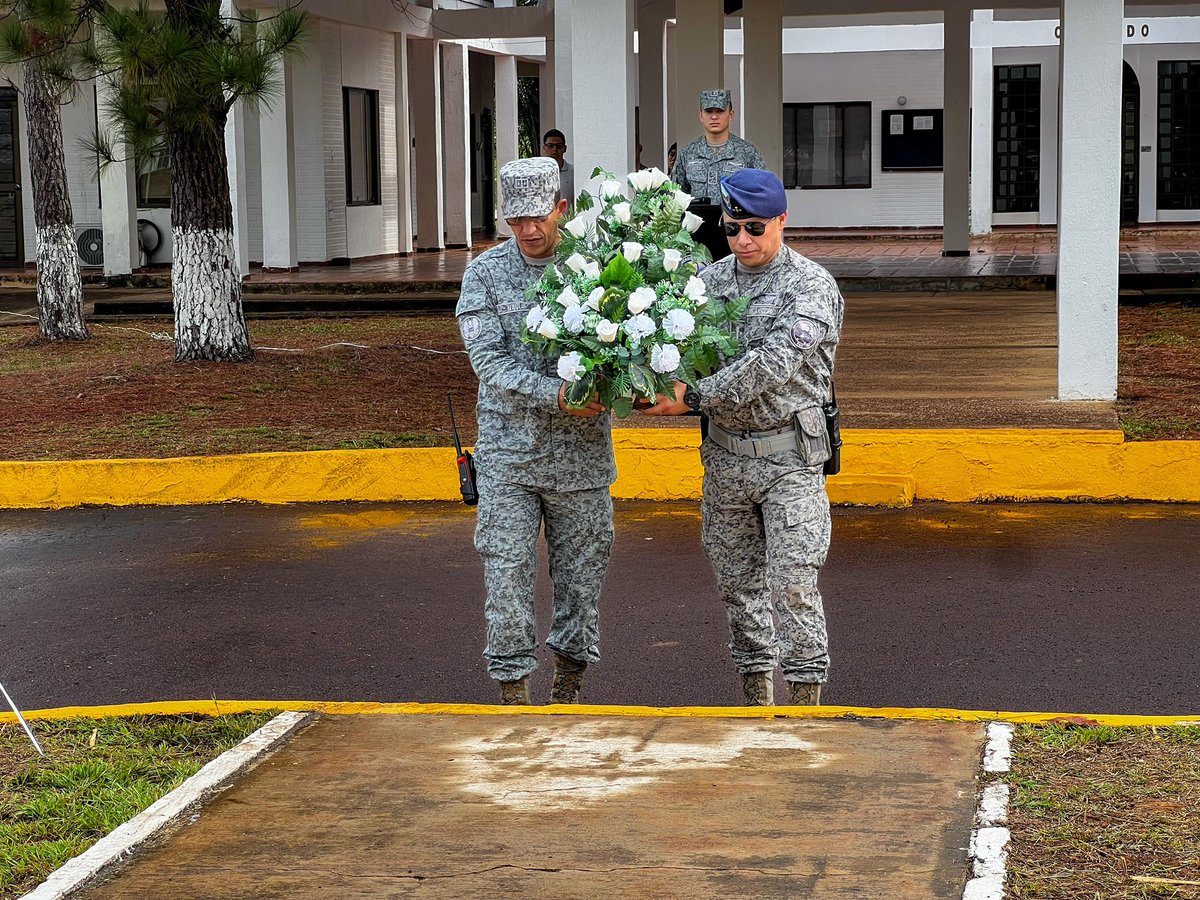 FuerzaAereaCol's tweet photo. A través de una ofrenda floral y un mensaje de resiliencia, el #GAORI recordó el valor de quienes han enfrentado los efectos del conflicto durante más de cinco décadas, conmemorando el Día Nacional de la Memoria y la Solidaridad con las Víctimas.
➡️https://t.co/qwkjtay6or
#AporramosALaPaz
#EnMiMemoriaViven