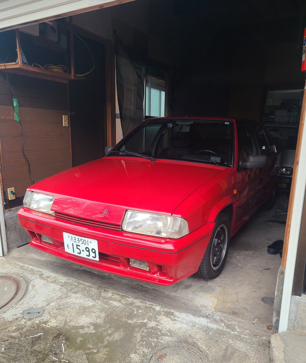 帰ってきた、乗り心地すげーふわふわ
そしてギリ2台はいらないガレージ