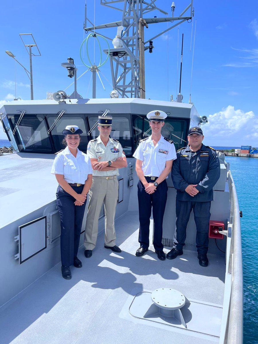 CPP_FAPF's tweet photo. Visit by a delegation from the #FAPF at Rarotonga to strengthen cooperation between the 🇨🇰 🤝🇫🇷 on maritime security https://t.co/zQDpvCY9Tc