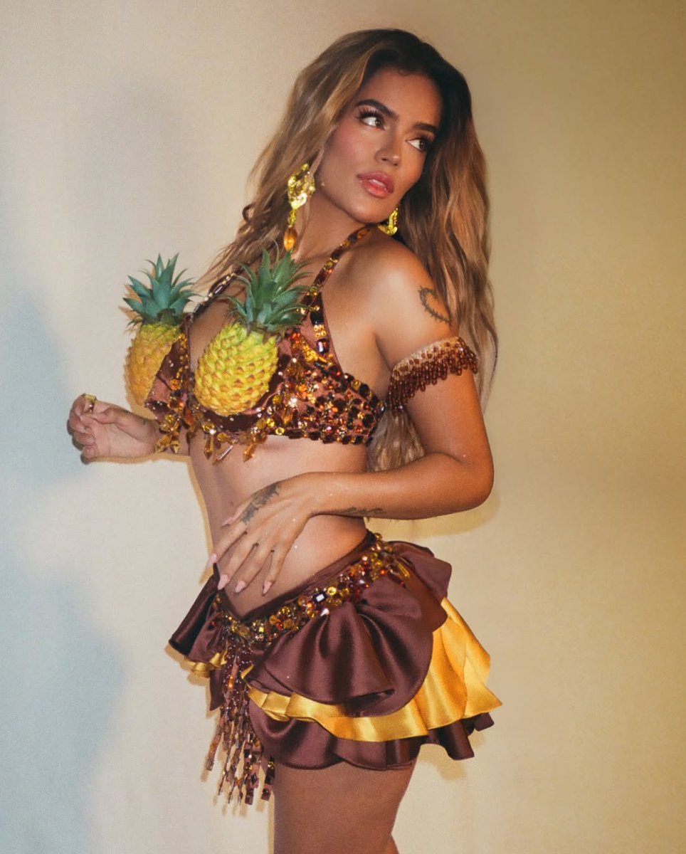 ChartsKarolG's tweet image. Karol G's show in Coachella will have a duration of 2 HOURS being the longest show over all headliners this year! 

— 3 DAYS FOR #KAROLCHELLA ❤️‍🔥🤩