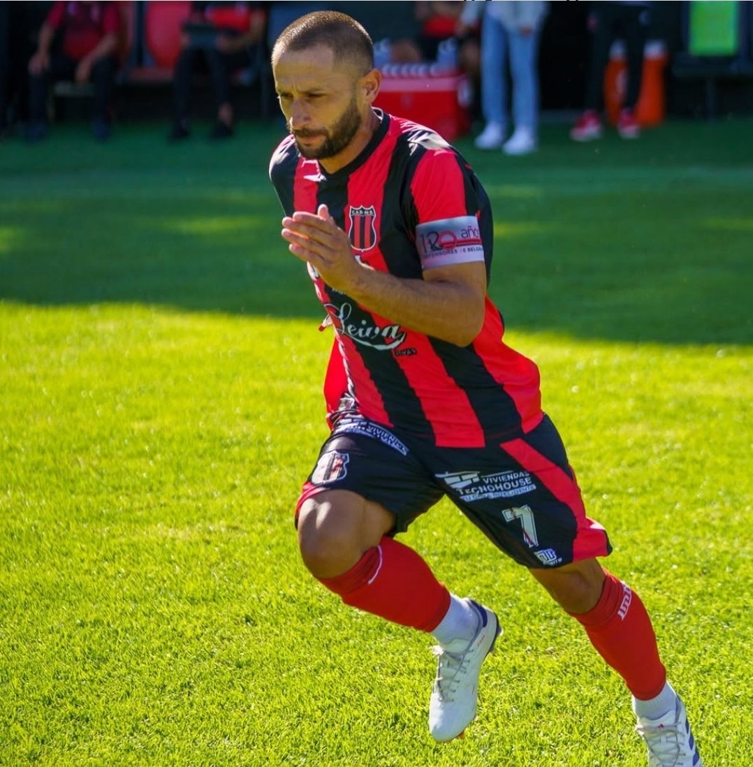 Solo_Defensores's tweet photo. ¡Duros con el capitán!

Por la expulsión sufrida ante Rafaela, el tribunal de disciplina, sancionó con 4 fechas de suspensión a Ezequiel Aguirre. 

El Topo ya cumplió una en el último encuentro.
Esperemos que con el descargo, dicho tribunal, reduzca la pena 🙏.

#SoloDefensores https://t.co/JDmfLXTZ15