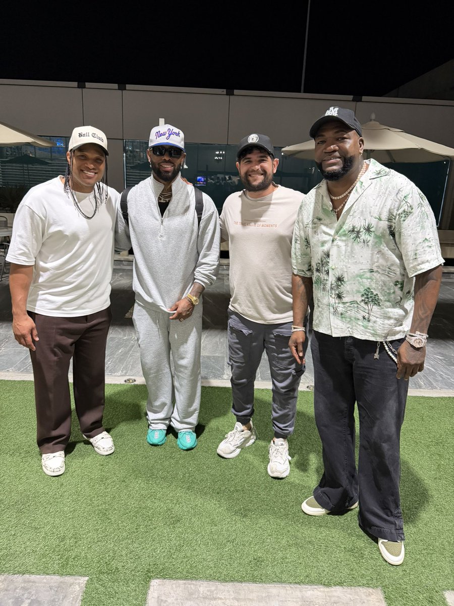 .<a href="/RedSox/">Red Sox</a> firmen al que está a mi izquierda, los reportes dicen que ese prospecto tiene futuro 😮‍💨