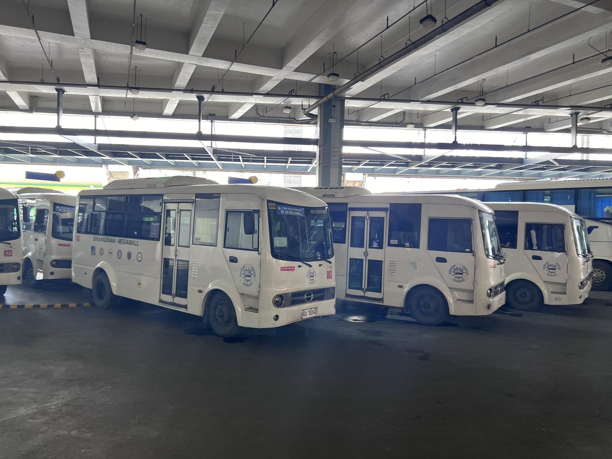 Sebetulnya kalau mau merujuk kepada Jeepney hasil modernisasi bisa seperti ini formnya

Ukurannya lebih besar sedikit (tapi masih lebih kecil dari bus medium, yaa elf gedean dikit). Tapi lebih lapang, lebih besar kapasitasnya tapi masih bisa deal sama jalan Indonesia yang sempit