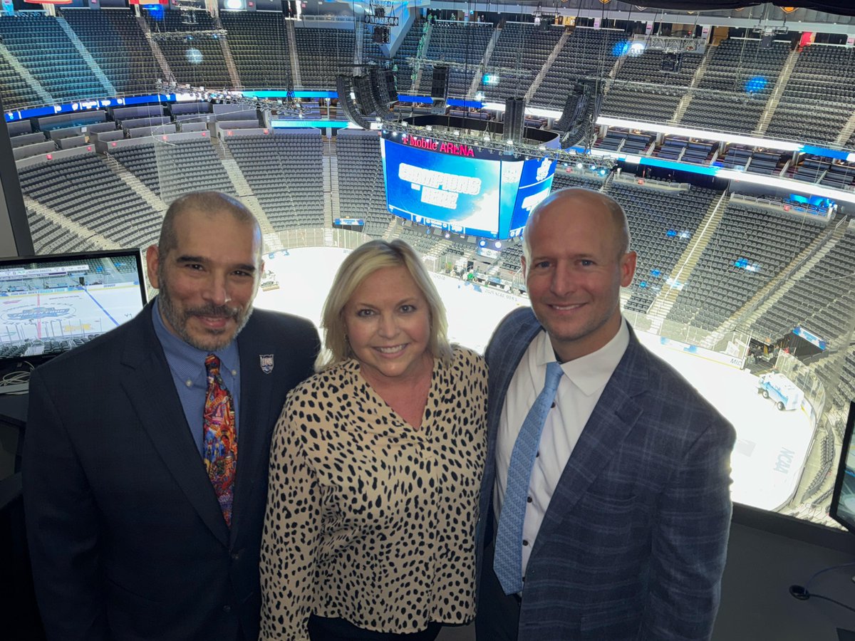 westwood1sports's tweet photo. 📸OUR CREW GETS YOU READY FOR GAME 2 OF THE NCAA MEN'S ICE HOCKEY #FROZENFOUR📸
📻LISTEN HERE 👇📻
🏒: @DU_Hockey vs. @umichhockey
📍: @TMobileArena Las Vegas, NV
🗣️: @BTrippTweets, @DStarmanHockey & @ShireenRinkside
🖥️: https://t.co/PuFK4hap5Y
📱: Westwood One Sports, #MMLive, @Varsity apps
📡: Sirius 84 / XM 84
🔊: "Alexa, open Westwood One Sports!"