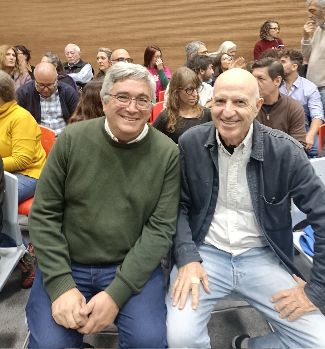 “Aun la derecha pensaba que tenía que haber educación pública, gratuita, universal. La derecha argentina histórica era tirando a nacionalista. Además, tiene exponentes cultos; a nosotros nos viene a tocar una derecha ignorante y cipaya” y agregó que a Milei lo acompaña una “manga