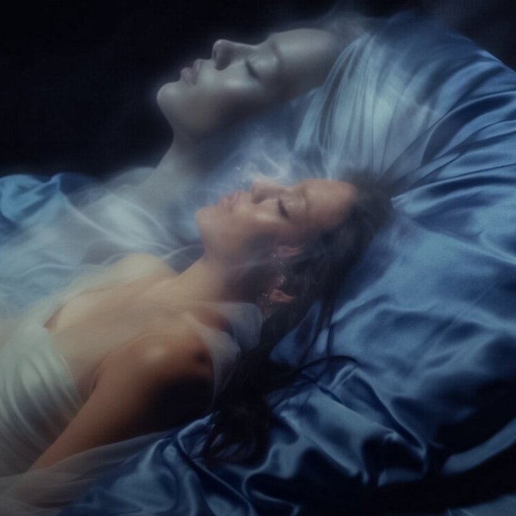 Los dreamers que tuvieron oportunidad de escuchar “LUCID DREAMS” antes que todos, comentan que las canciones del EP son casi en su totalidad en español.