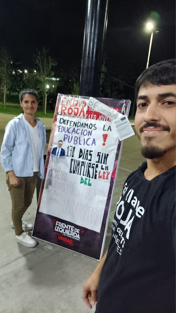 flaming_mel99's tweet photo. @madorni Las universidades andan diciendo: APLICACION DE LA LEY DE FINANCIAMIENTO YA! En cada lugar de estudio construyamos junto a nuestros docentes una gran Marcha Federal! Acá en sociales-UNLZ El presupuesto en la calle lo peleamos, en calle lo ganamos. FIN. https://t.co/l7rdQZzmNR