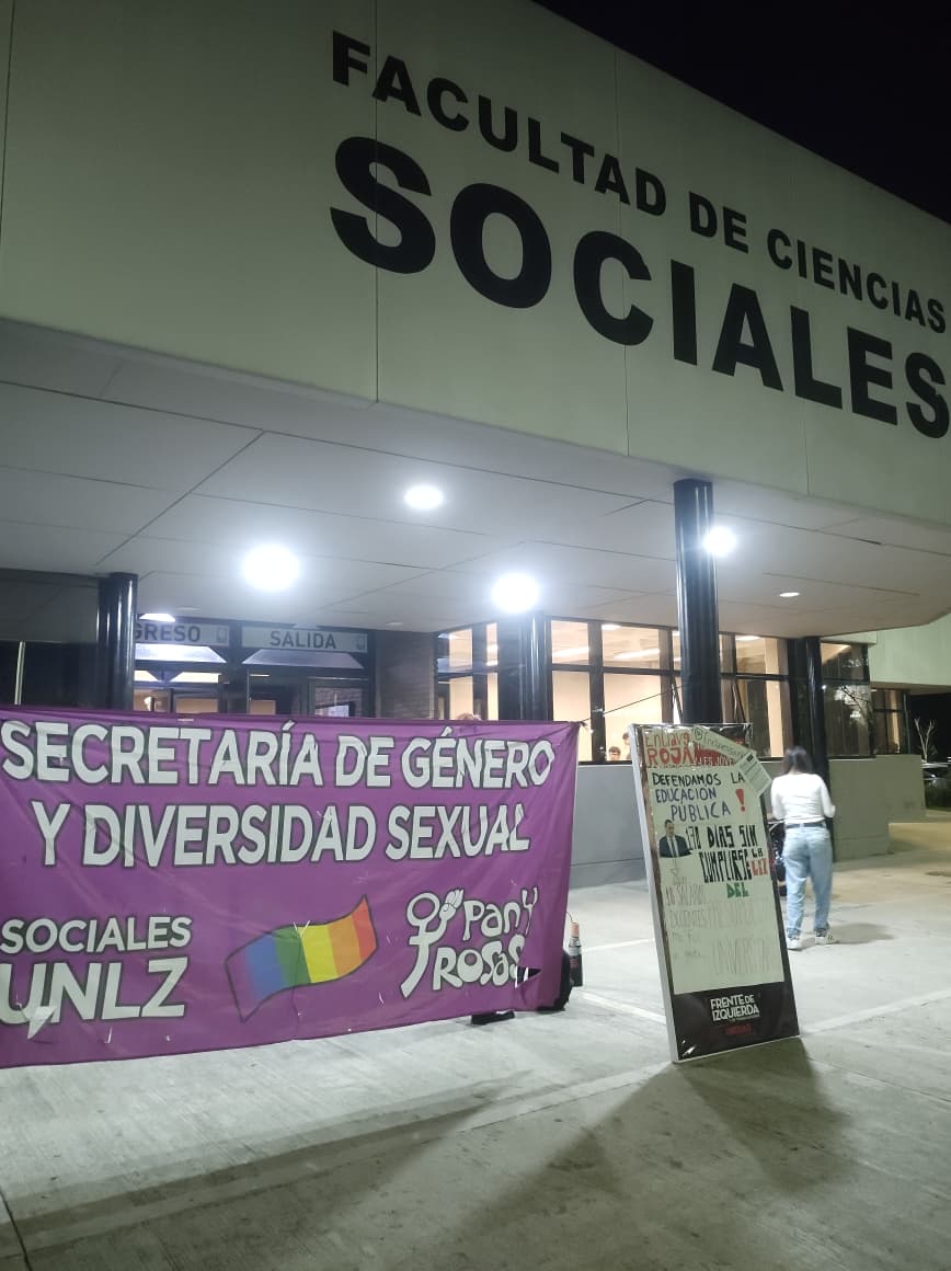 flaming_mel99's tweet photo. @madorni Las universidades andan diciendo: APLICACION DE LA LEY DE FINANCIAMIENTO YA! En cada lugar de estudio construyamos junto a nuestros docentes una gran Marcha Federal! Acá en sociales-UNLZ El presupuesto en la calle lo peleamos, en calle lo ganamos. FIN. https://t.co/l7rdQZzmNR