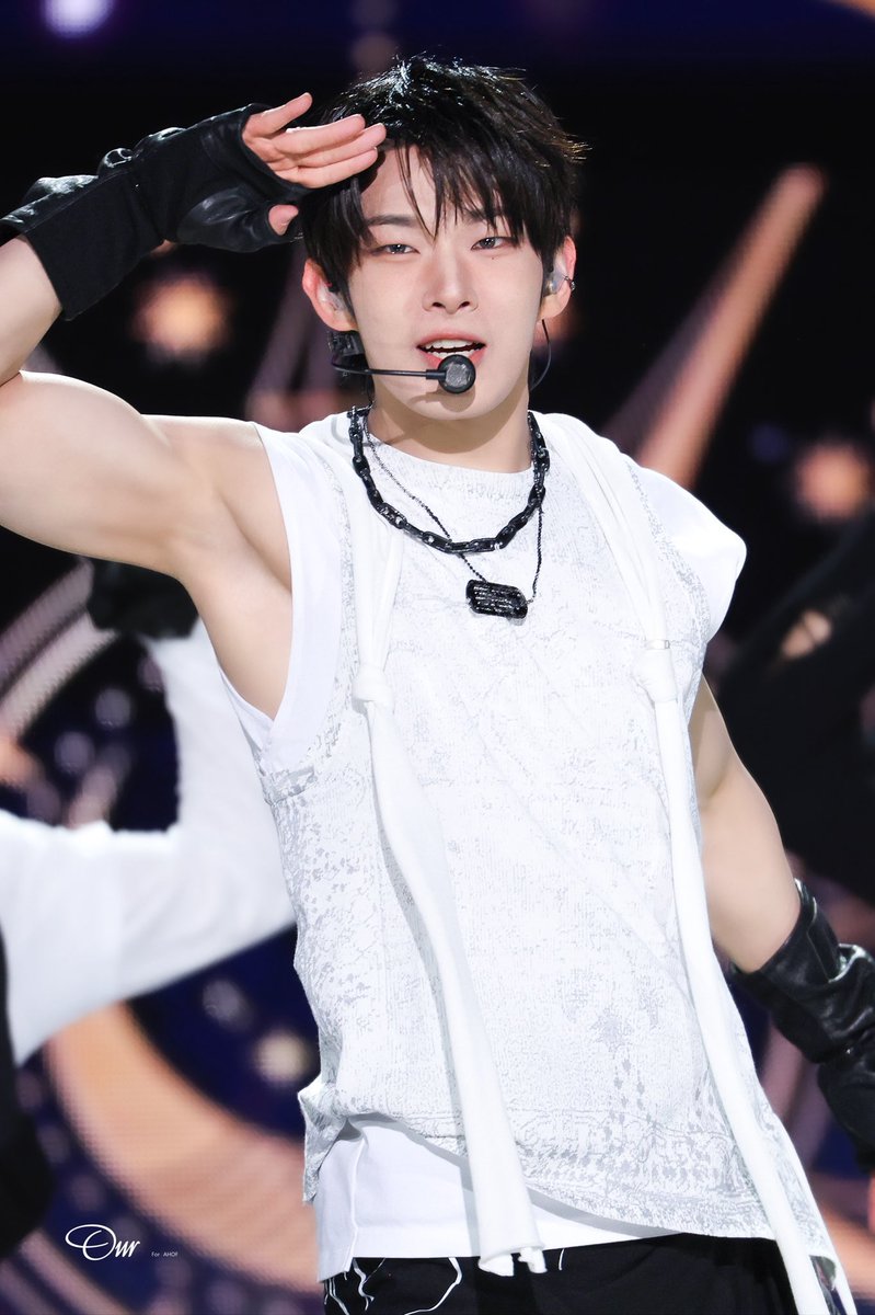 Pretty guy with big guns. I love.