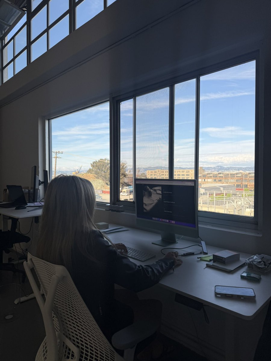 guess who I surprised at her office today <a href="/luci_holland/">Luci Holland</a> 🫶