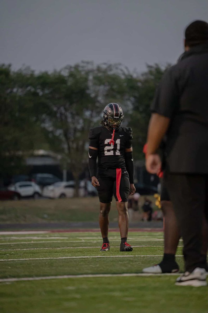 Recruit2Illini's tweet photo. Visit News: 2027 3⭐️ LB Marshaun Ivy out of Cardinal Ritter College Prep in St. Louis, MO will take an unofficial visit to Illinois on April 10th. https://t.co/DxXlilwbuS