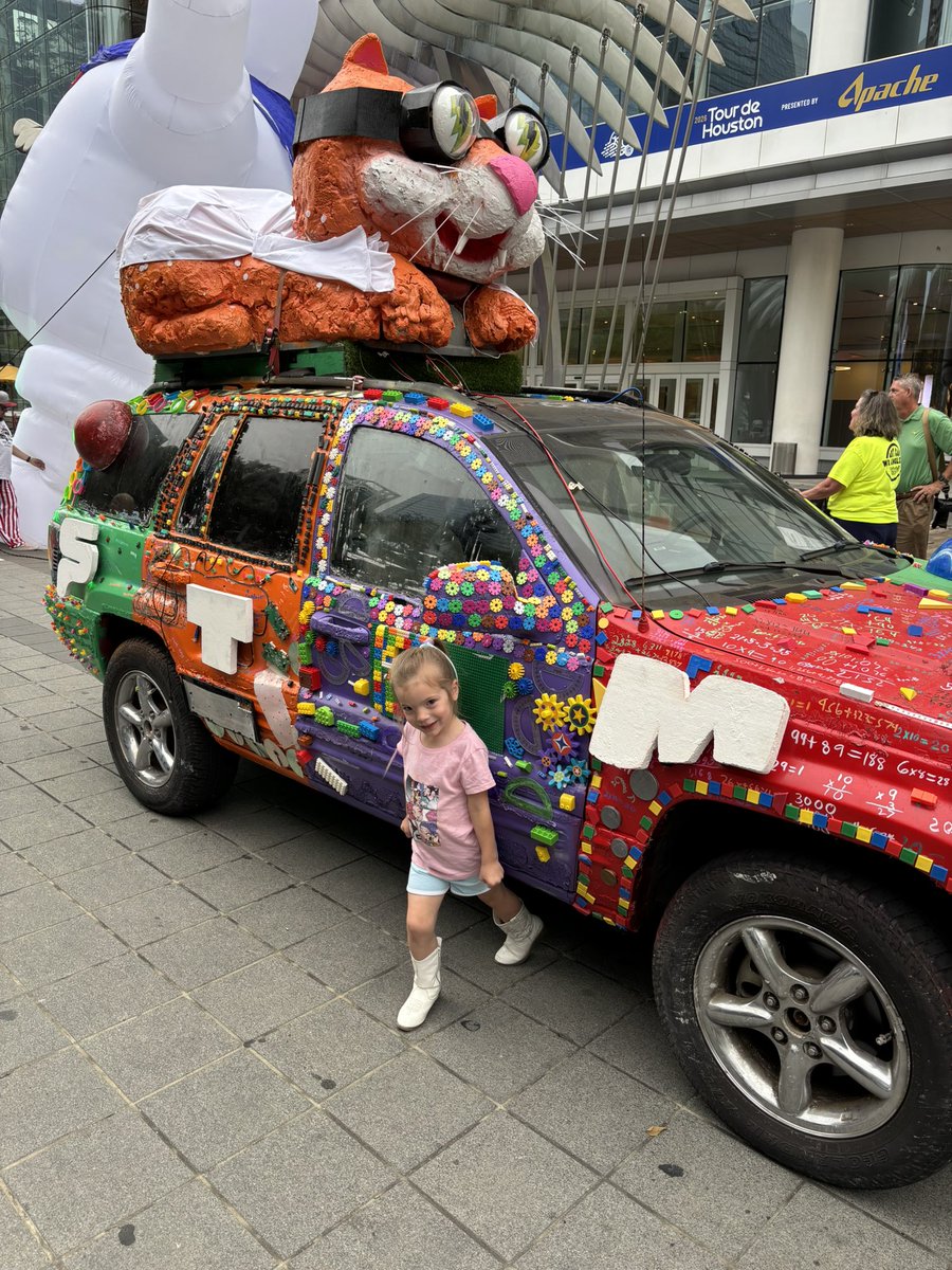 REDSTEM_Magnet's tweet photo. This afternoon, Red’s art car with Ms. Andrews and Mr. Venters traveled to Discovery Green to join the other entries in this year‘s parade. There was plenty of excitement as some of our scholars turned out to cheer our entry on.
@REDSTEM_Magnet
#TeamRedSTEM
@HoustonISD https://t.co/03shWBgf19