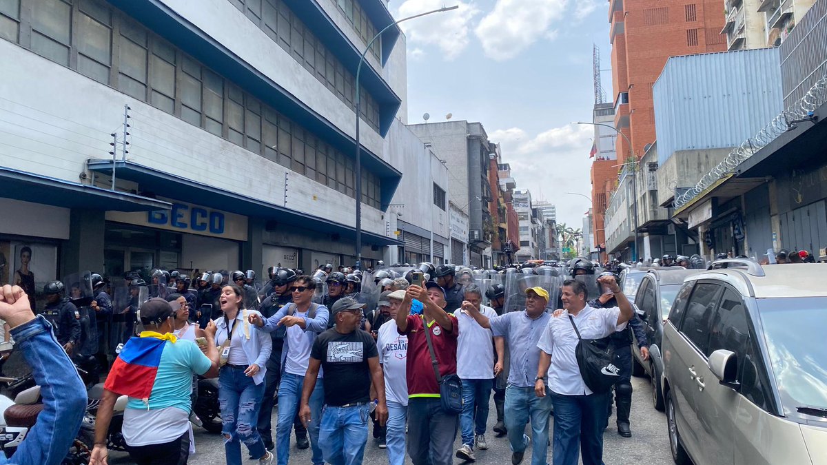 ddhhenaccion's tweet photo. 🧵#AlertaDDHH | Desde la red de derechos humanos en acción denunciamos las agresiones registradas este #9Abr contra periodistas durante la cobertura de la movilización de trabajadores en #Caracas. https://t.co/H4eqLZFwhL
