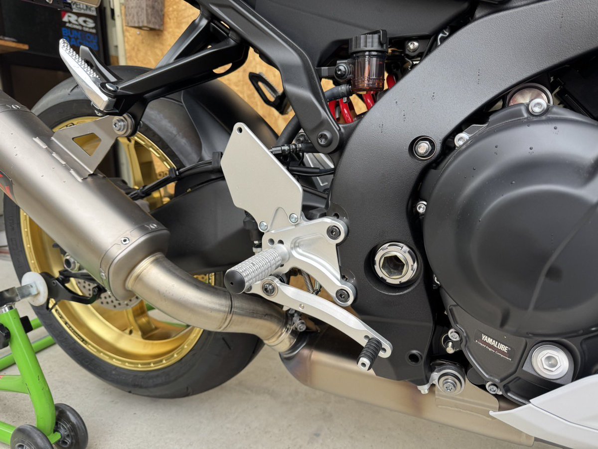 shoman0025's tweet image. SUPERNOWさんにて
YZF-R9のバックステップが発売となります！！！
他にも、リアサスのリンクやリアスタンドフックなど開発していただきまして、また後日載せます！