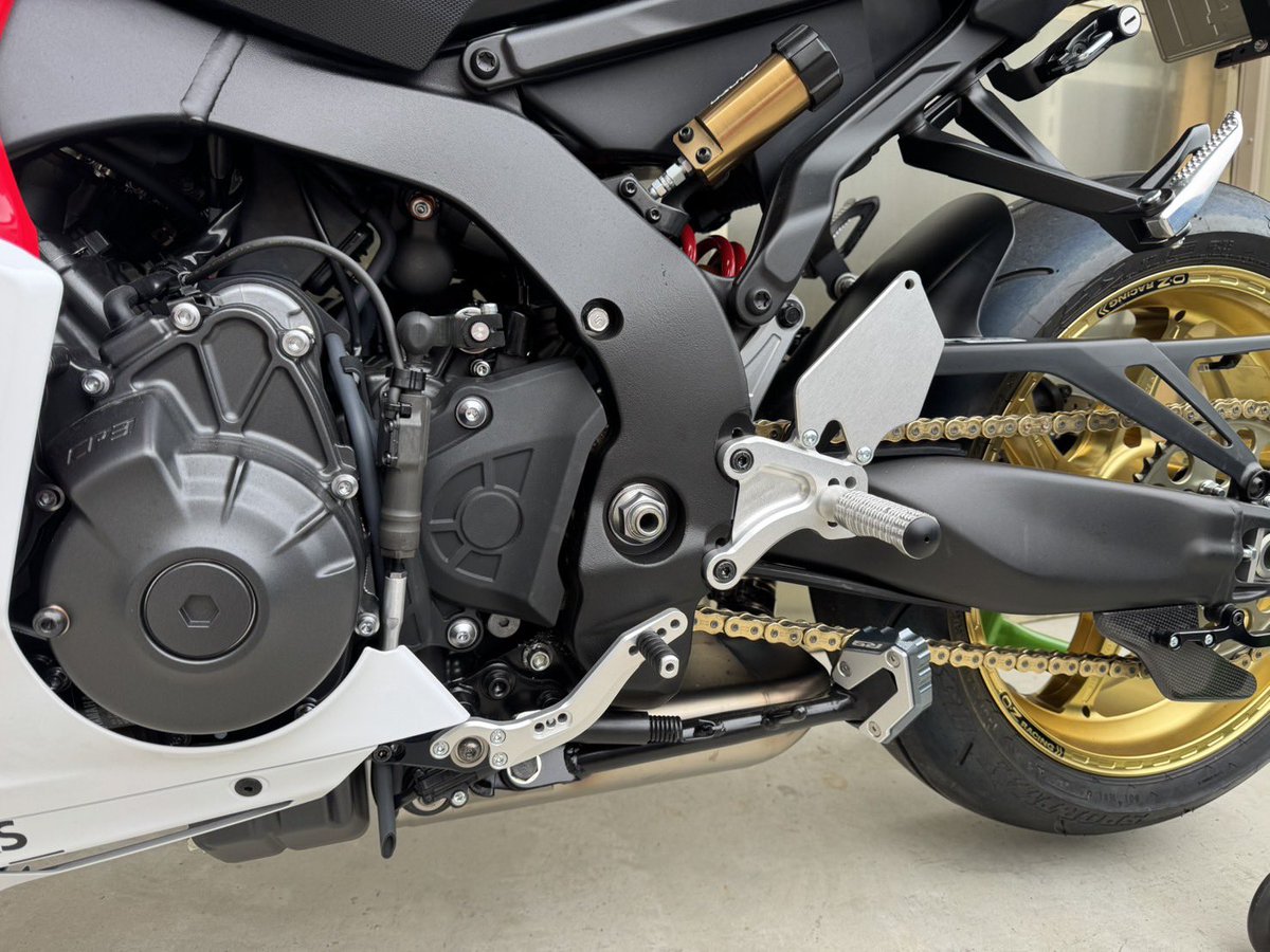 shoman0025's tweet image. SUPERNOWさんにて
YZF-R9のバックステップが発売となります！！！
他にも、リアサスのリンクやリアスタンドフックなど開発していただきまして、また後日載せます！