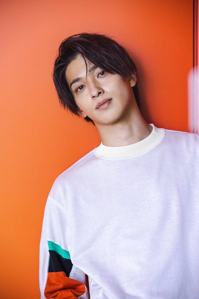 Hiroki__camera's tweet photo. 横浜流星の美容・健康習慣がシンプルすぎた。

・朝晩は化粧水と乳液だけ
・洗顔は入浴時のみ
・腕立て・腹筋・背筋を各100回
・懸垂20回×5セット
・和食中心でさっぱりした食事
・筋トレ前に和菓子でエネルギー補給
・よく食べて、よく寝る
・私服は一年中長袖
・姿勢と所作を常に意識する

特別なことは何もやってない。

高い化粧品��、複雑なルーティンも、
特別なサプリも使っていない。

「やりすぎない」「自分に���った方法で整える」
これだけ。

あのルックスの裏側がシンプルケアだったという事実は
外見を諦めてる男にとって
かなり希望じゃないか。

才能じゃない。
継続できる習慣を持ってるかどうかの差。

まず今夜、洗顔と化粧水だけ始めてみて。