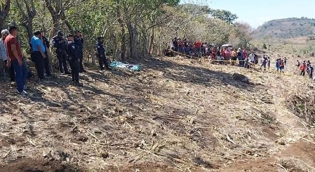 RBCNoticiasGT's tweet image. #Jutiapa | Mujer asesinada cuando llevaba almuerzo a su esposo en Comapa

Hoy fue localizada sin vida Mabel Chinchilla Sarceño, de 33 años, en un terreno baldío del caserío El Anonito, municipio de Comapa.

Según reportes, la víctima se dirigía a llevarle el almuerzo a su esposo