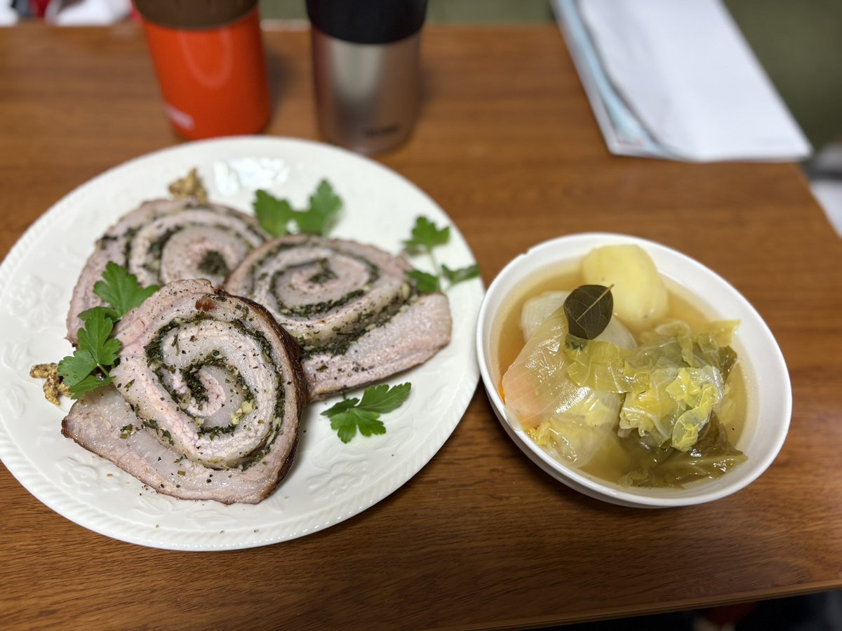 昨日のご飯はポルケッタ！（イタリア風ローストポーク）
肉の間にバジルやハーブが入ってて美味しかった
♪
いつもありがとう！