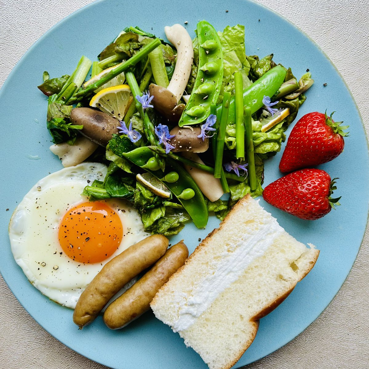 h_shimmon's tweet image. おはよう金曜日！
#牛乳パン 、まぜまぜサラダ、目玉焼き、ソーセージ、いちご。
Good morning Friday!
A slice of milk cream #sandwich , mixed salad, a fried egg, sausages and strawberries.

#料理男子 #homecooking