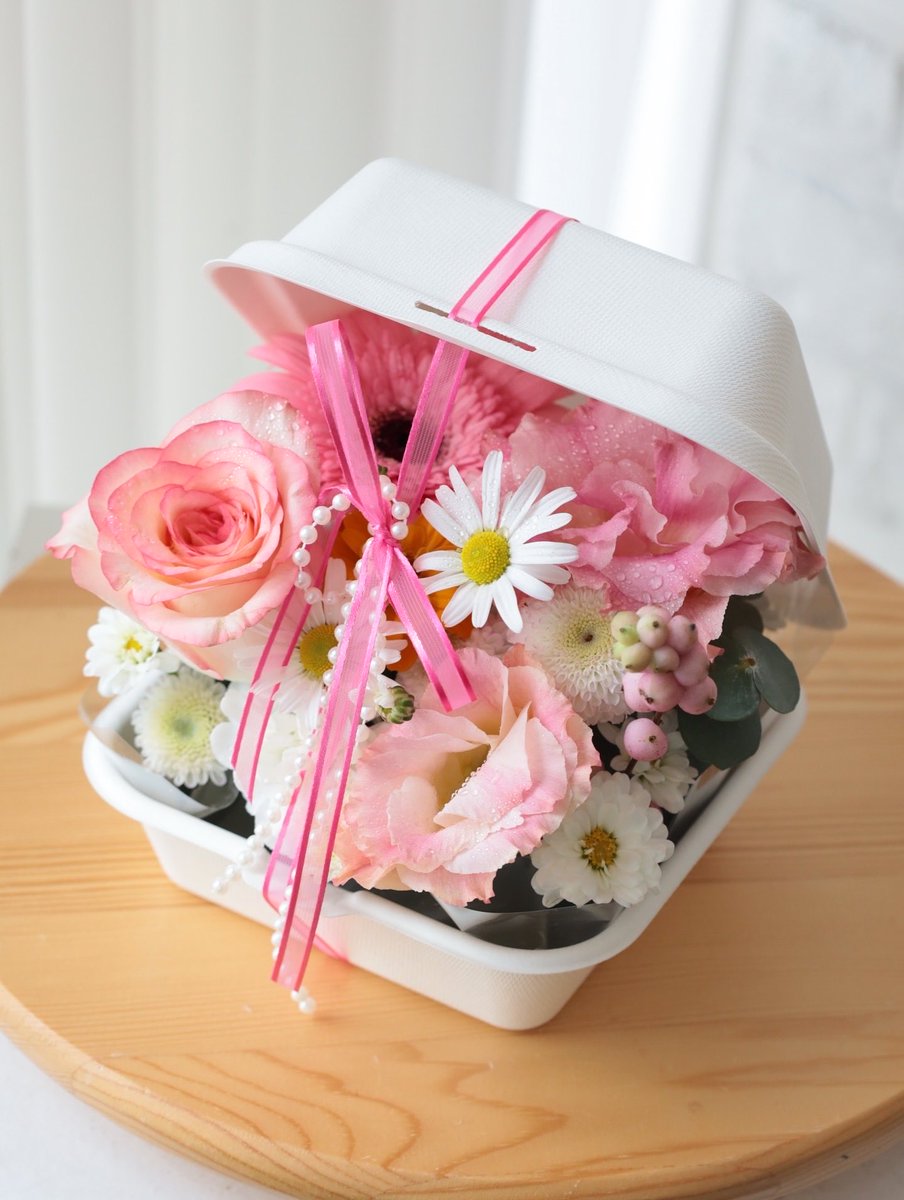 ___springwinter's tweet photo. 늘 인기좋은 도시락케이크 🍰🌼
기여워 ,,
생화 디자인상품이라 식용 아님니당~~ https://t.co/qANrXoRMpj