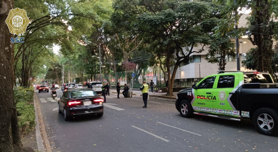 OVIALCDMX's tweet image. 18:38 Se restablece la circulación de Av. División del Norte entre Uxmal y Eje 7 Sur con dirección al Sur, después de la presencia de manifestantes frente a la @BJAlcaldia. Personal de #Tránsito de la #SSC agiliza la vialidad en la zona. #MovilidadCDMX.