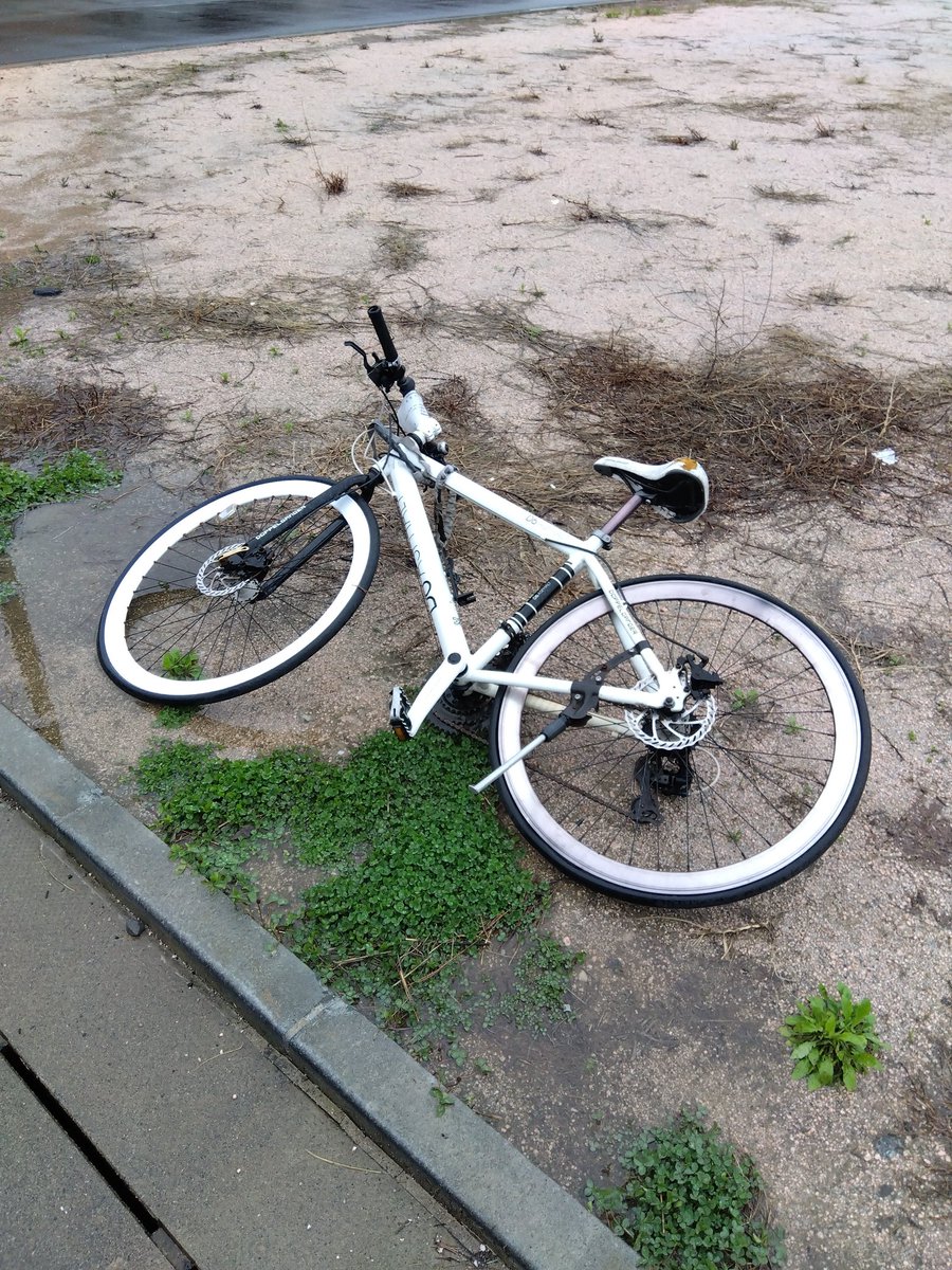 71hid's tweet photo. 向洋駅南口、盗難自転車。心あたりの方は行ってみてください。防犯カメラあるはずだから、こんなこと誰もやらないでくださいね。 https://t.co/aOWGnnXZy8