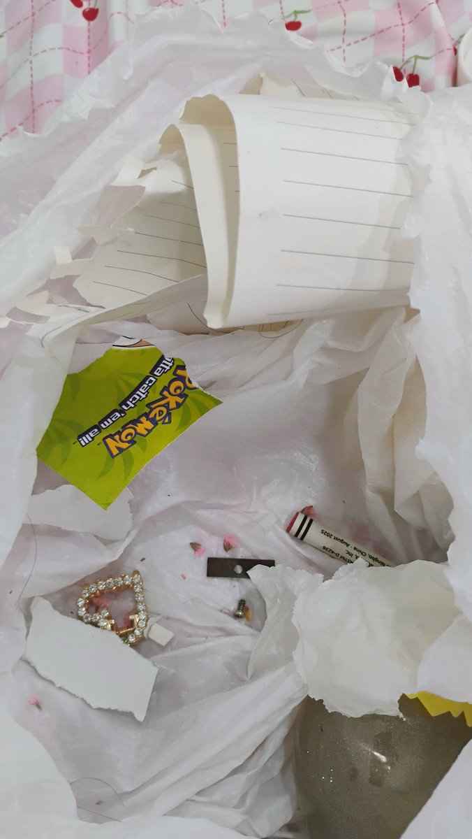Bello744407's tweet photo. My mom gave me another bag of my stuff why is there the blade I lost months ago in there.. 

#shtwt https://t.co/NG0qF0kaB2