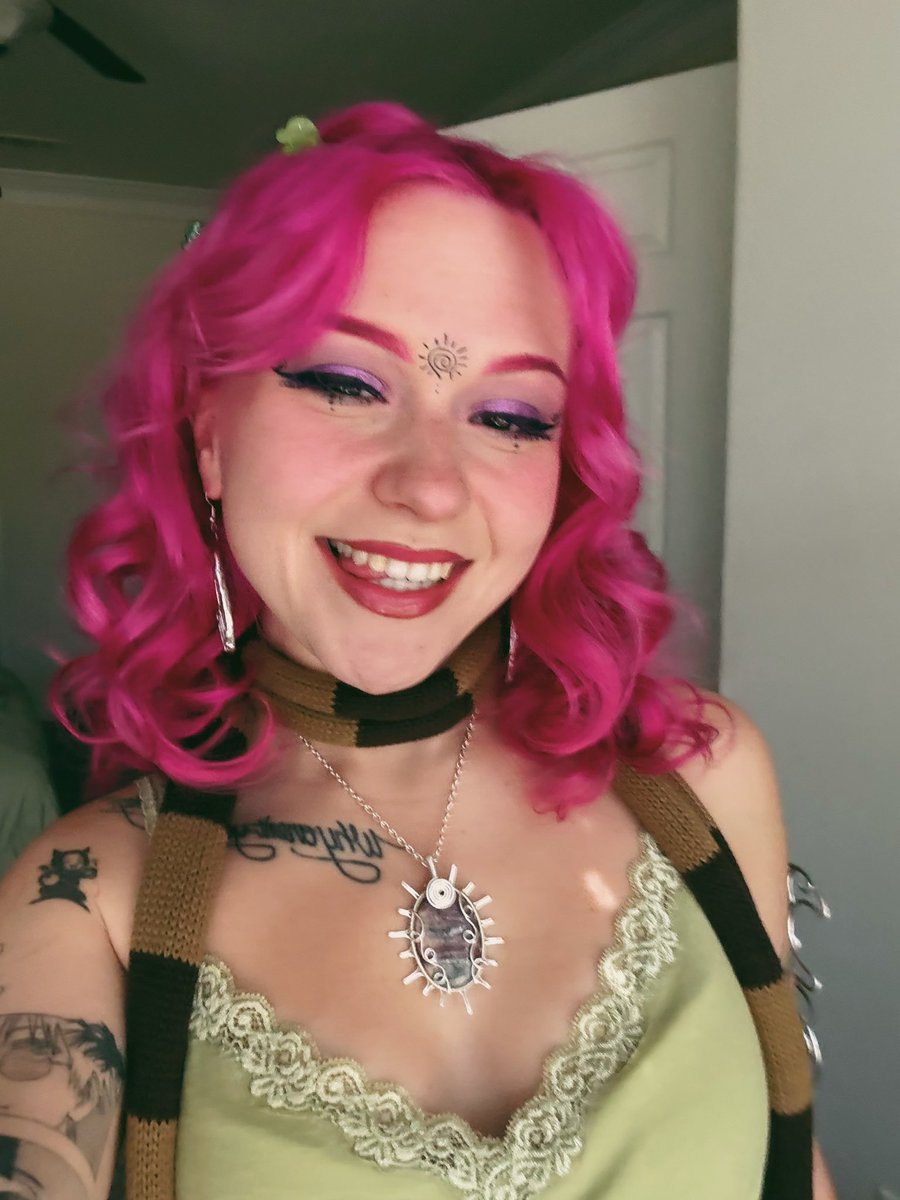 mildhippie's tweet image. thank you for a great shop sell out 🥳🧡💚

you already know hot people wear mildhippie pendants!!! I put some pre orders up for carrots since I won’t be making anymore, grab one before they’re sold out too!