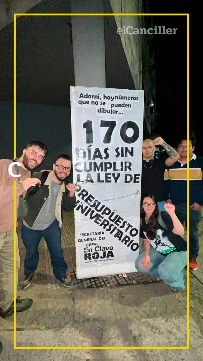 [AHORA] "Hay números que no se pueden dibujar": el cartel que pusieron los estudiantes de la Facultad de Filosofía y Letras de la UBA frente al departamento de Adorni.  📸