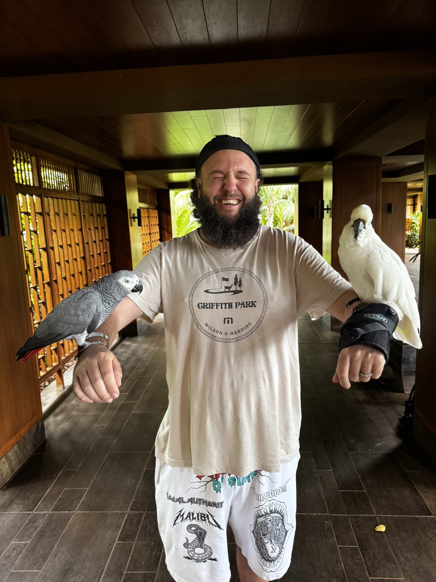 UNCLE 🏴‍☠️ EDDIE 🫵😹 tweet media