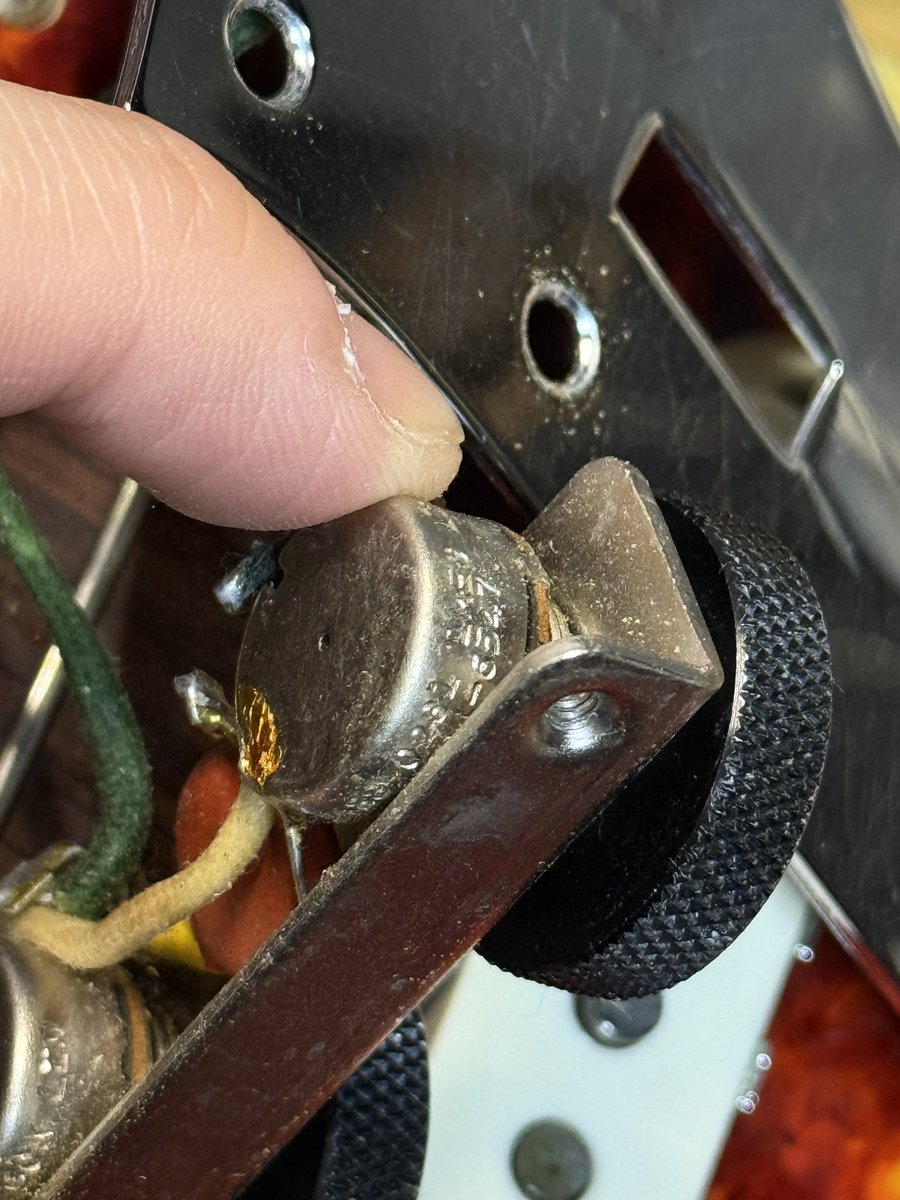 keimsd's tweet image. ジャガーやジャズマスターのプリセット部分のポット。デイトがちょうど隠れる部分にあるので確認がなかなか一手間です。
#Fender

おはようございます。