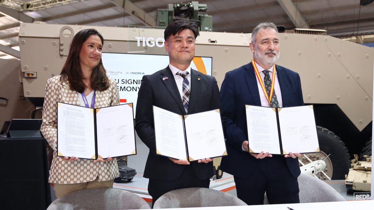 SA_Defensa's tweet image. 📍Santiago, #Chile (🇨🇱)

#SouthKorea's (🇰🇷) Hanwha Aerospace signed a Memorandum of Understanding (MoU) with #Spain's (🇪🇸) Indra Group to cooperate on defense projects in Latin America.

📸: Indra Group