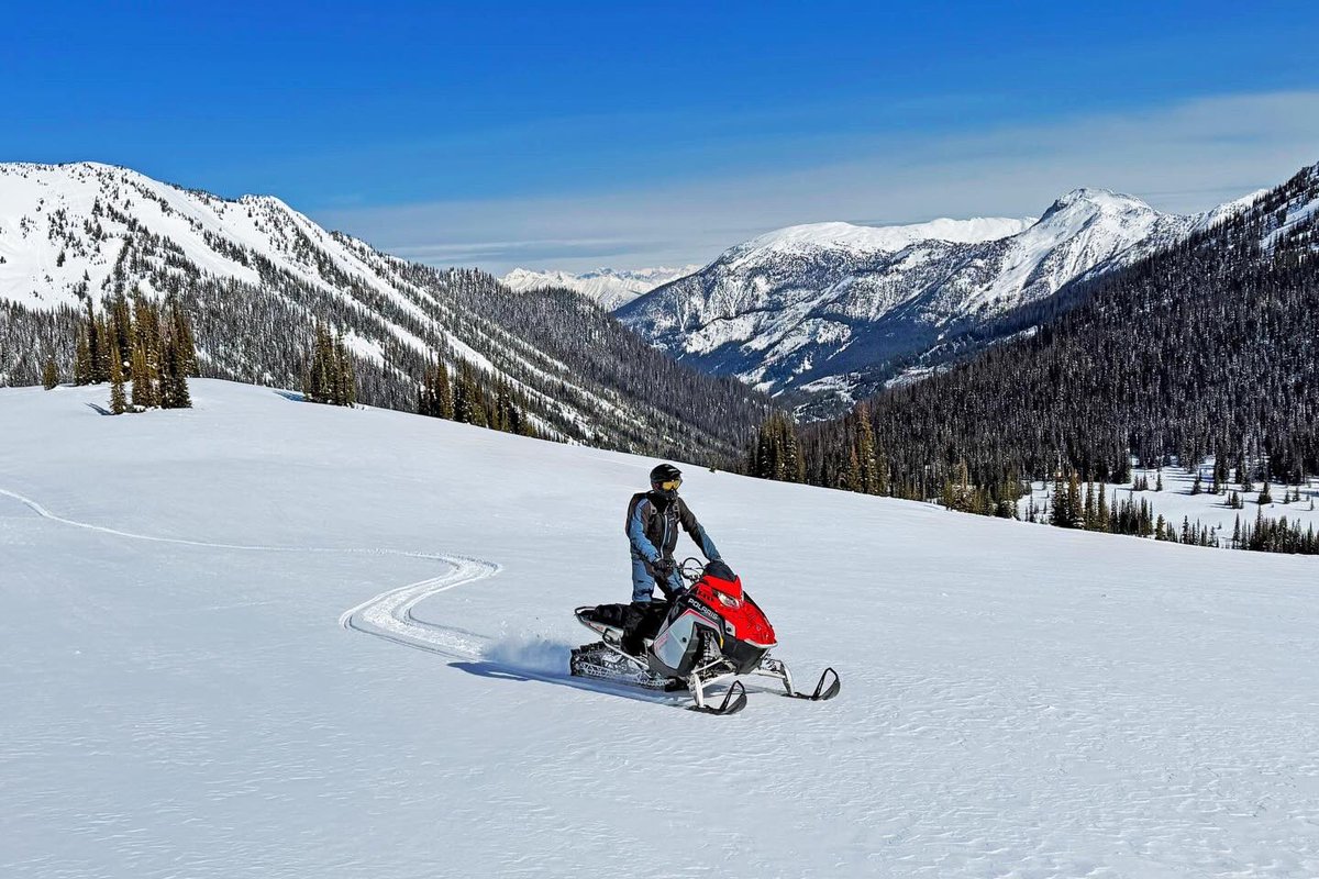 br_webb's tweet photo. Out loud. Out proud. Out here.
Yes, I packed a Pride flag for the summit. Obviously.
Would you hop on a sled in Golden or call it a hard no?
#HomoCultureTour #PowderHighway #GoldenBC #CanadianRockies #Snowmobiling https://t.co/oWi2e56992