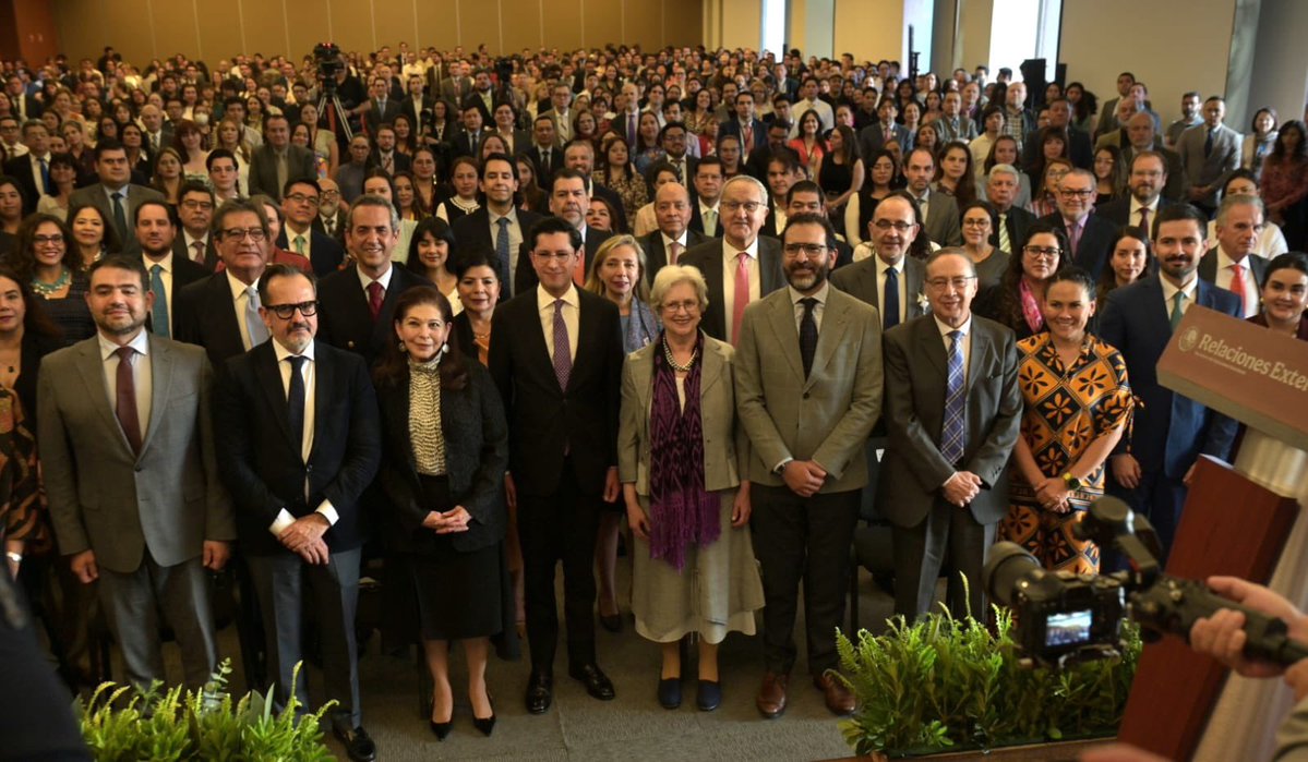 En su mensaje al personal de la <a href="/SRE_mx/">Relaciones Exteriores</a>, el Canciller <a href="/r_velascoa/">Roberto Velasco Álvarez</a> destacó el papel de México en el mundo y los retos por venir.

Subrayó la importancia de un Servicio Exterior sólido y de una diplomacia orientada a generar impacto: oportunidades, bienestar y prosperidad