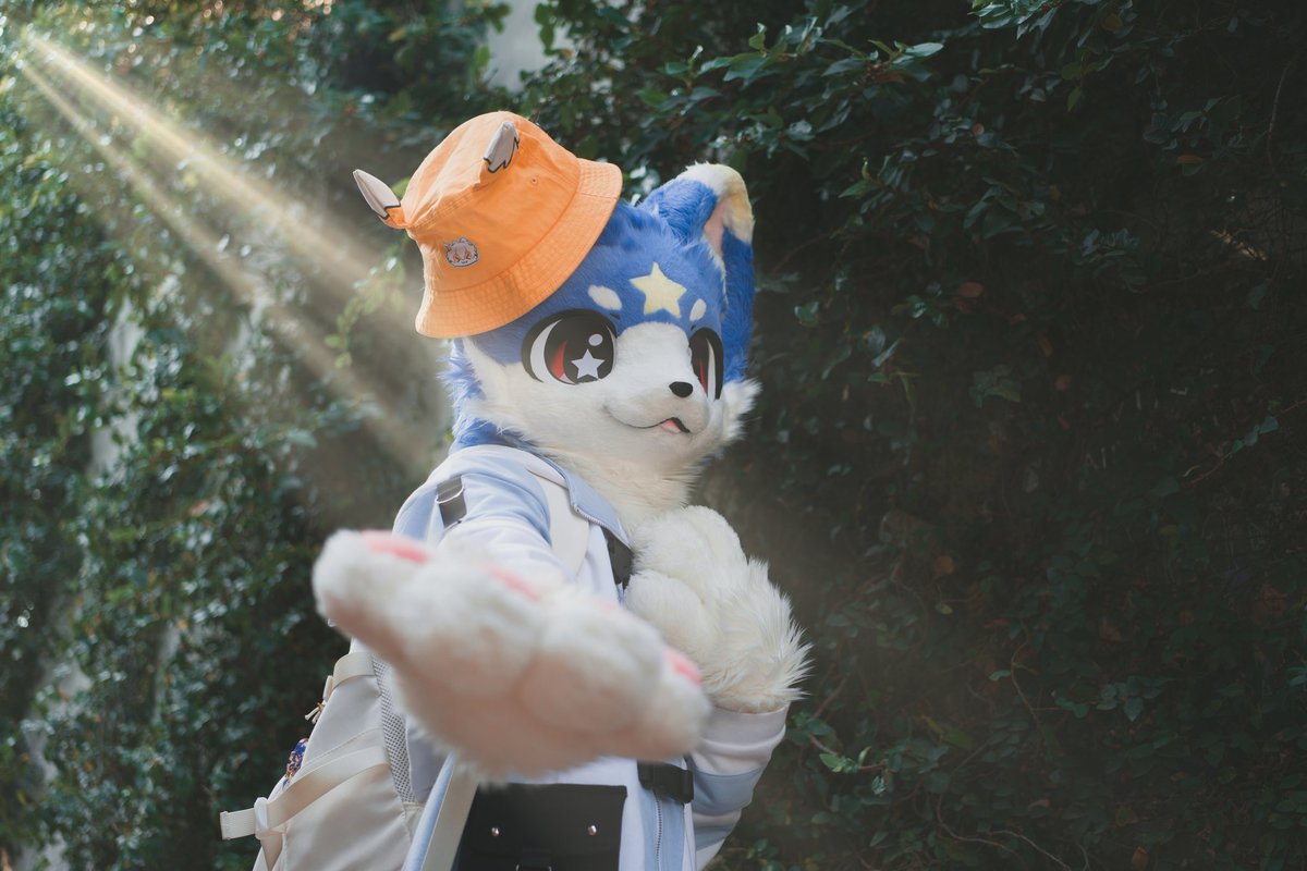 ベッドに寝てないで！外に出て楽しもうよ❤️
📷 <a href="/ras_soy/">瑞树🌲</a>
#FursuitFriday #furmony