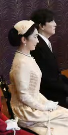igutiyuriko's tweet image. 紀子さま
ウエスト部分が気になり
脇腹にギザギザデザインが
おおいのかな？
それにしても
お出かけも多くて
１年で何着お作りに？
お金が足りない！！？
まあ他にも原因あるでしょうね
#紀子さま　#服