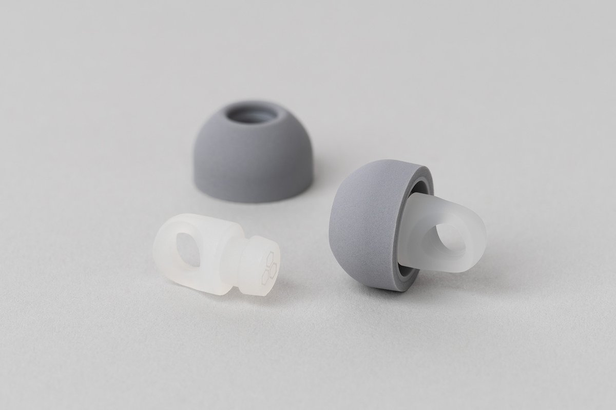 final_audio's tweet image. 【極小耳栓「YOKONE 横寝」に関する質問】
＜しっかり遮音タイプ＞
フォームとシリコンの良いとこ取りの最適設計「FUSION-G」を採用し、「圧迫感が少なく、高い遮音性」を実現しました。
全帯域に渡って遮音性が高く、すべての音を自然に大幅に低減します。